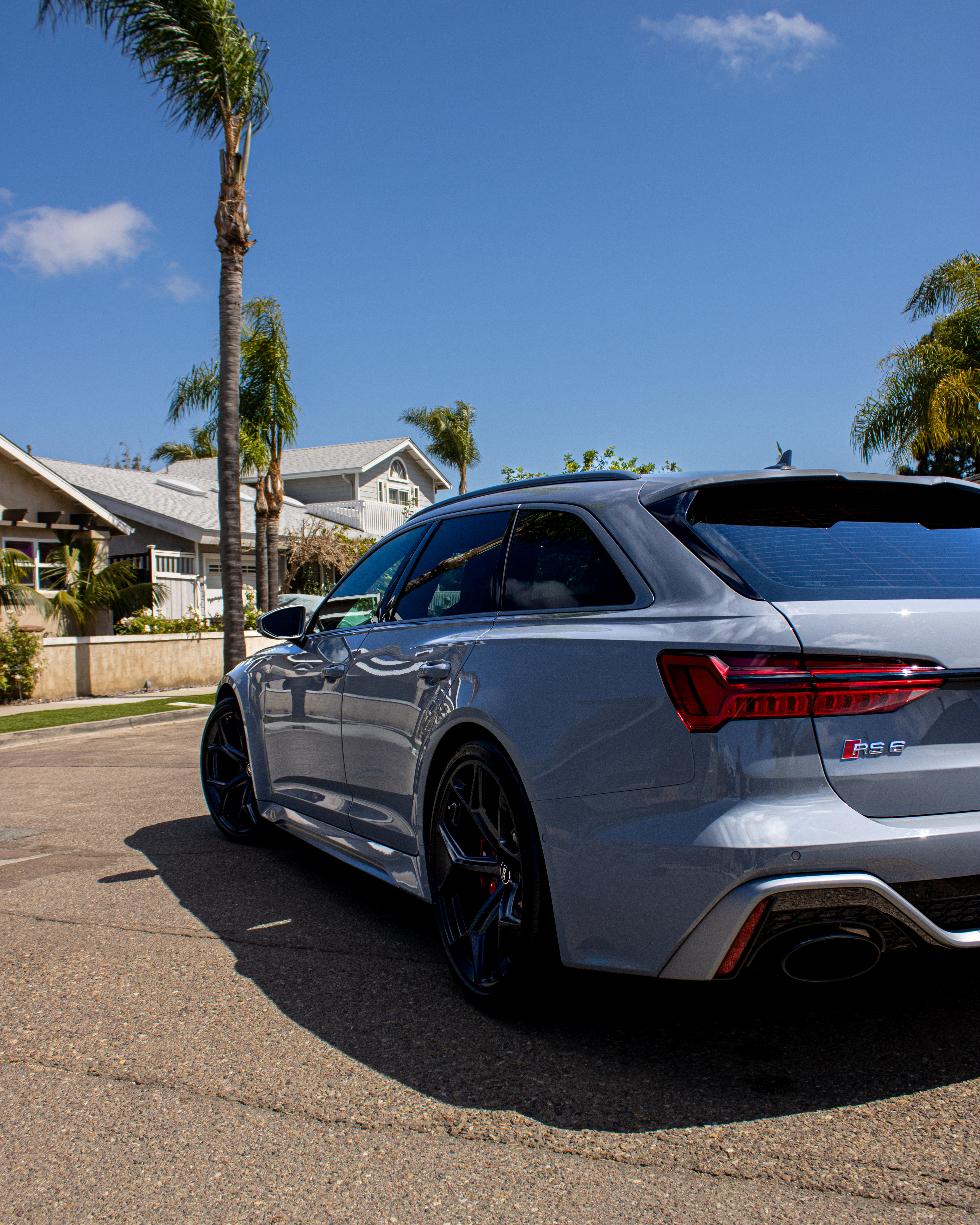 Side profile of a detailed grey Audi RS6 Avant